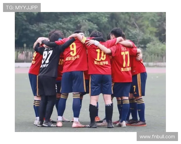 足球比赛中球员捡球后将球交给谁决定比赛走向的关键时刻分析